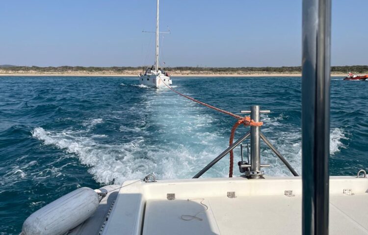 Assistenza nautica d'emergenza e traino di una barca a vela Beneteau