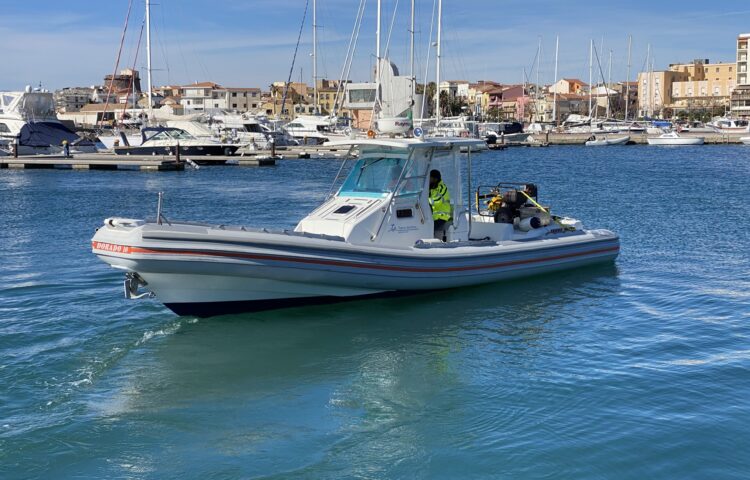 Imbarcazione HURAKAN della Tharros Marittima durante operazioni di supporto marittimo in Sardegna