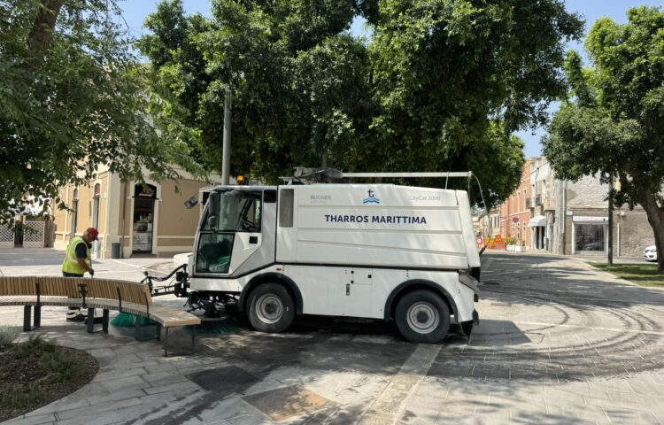Spazzatrice Bucher-Schörling CityCat 5000 durante la pulizia di Piazza Manno a Oristano