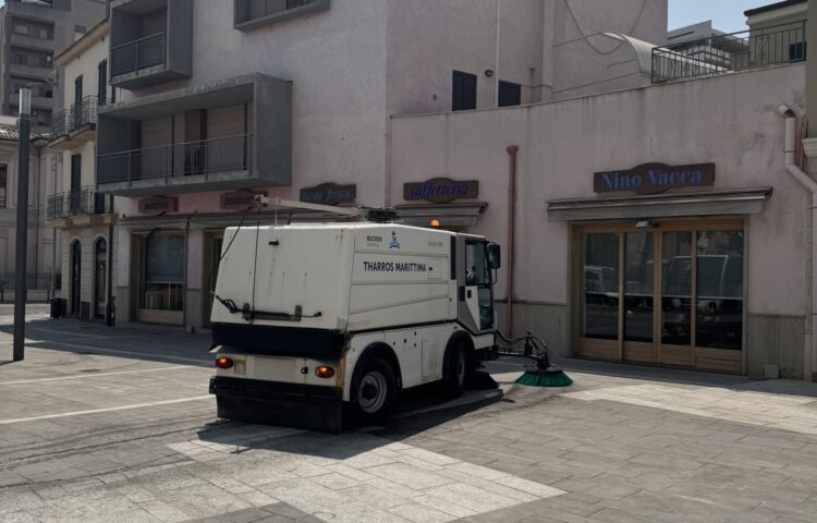 Pulizia di una piazza a Oristano dopo un evento pubblico con spazzatrice Bucher-Schörling CityCat 5000