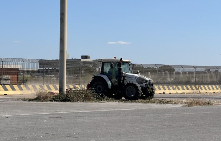 Sfalcio della vegetazione lungo la viabilità del Porto Industriale di Oristano