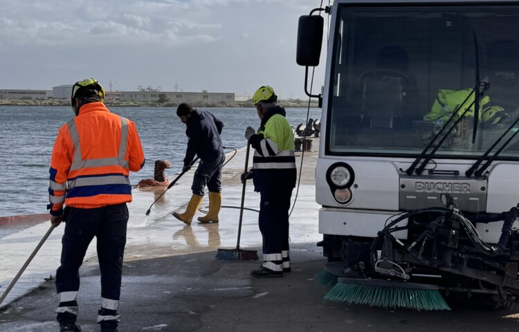 Lavaggio e pulizia delle banchine operative nel Porto Industriale di Oristano