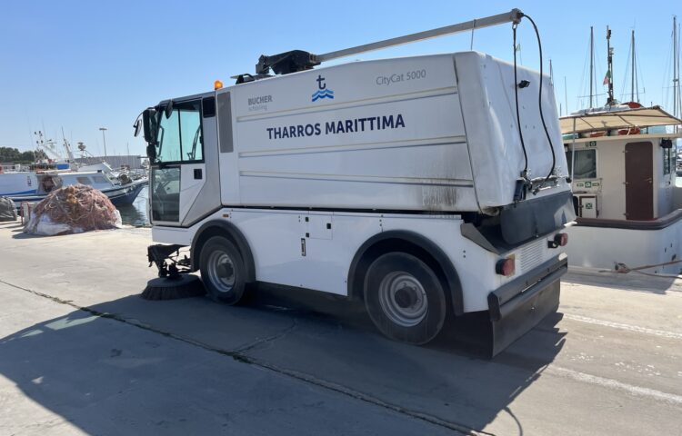 Spazzatrice Bucher-Schörling CityCat 5000 impegnata nella pulizia delle banchine della Marina di Torregrande