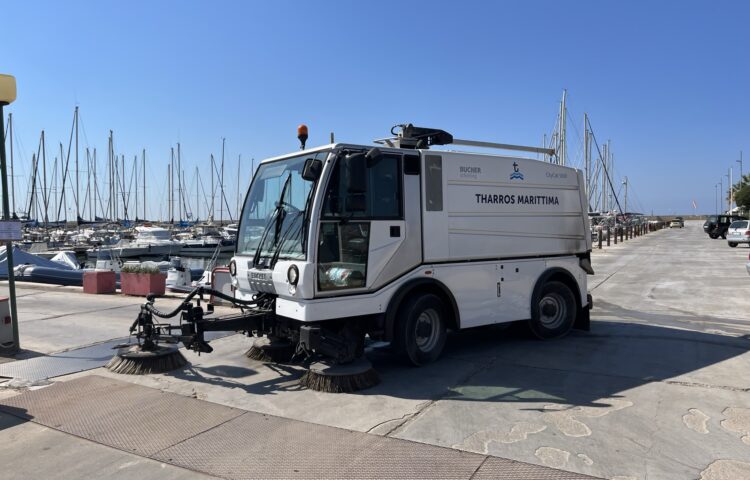 Spazzatrice Bucher-Schörling CityCat 5000 operativa nella Marina di Torregrande a Oristano