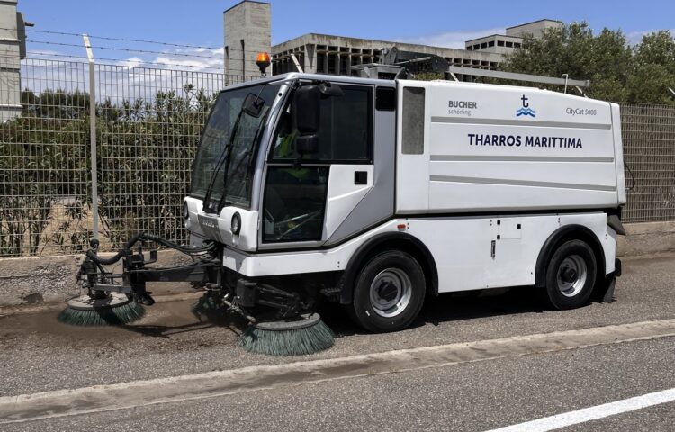 Spazzatrice Bucher-Schörling CityCat 5000 operativa nel Porto Industriale di Oristano