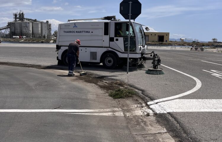 Spazzatrice Bucher CityCat 5000 durante operazioni di pulizia nel Porto Industriale di Oristano