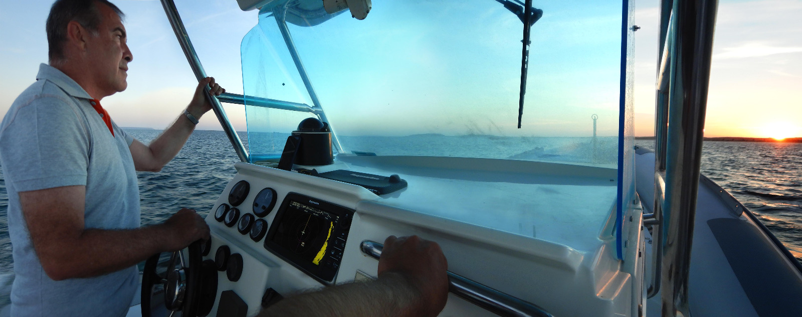 Roberto Camedda a bordo di un mezzo nautico Tharros Marittima durante operazioni marittime in Sardegna
